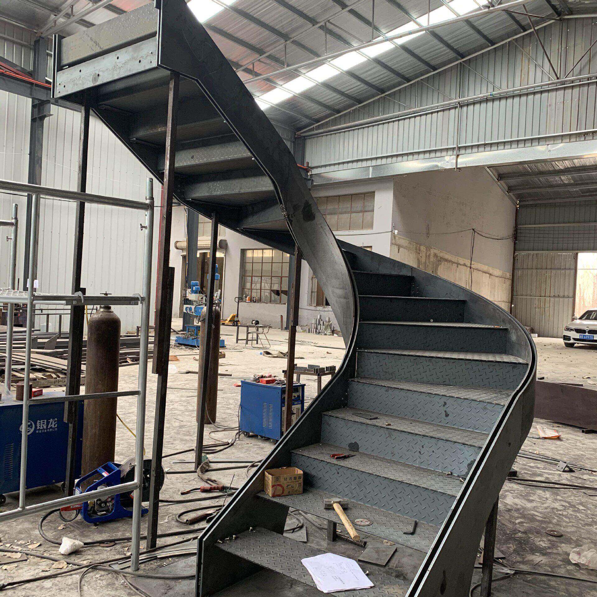商城大型钢结构螺旋楼梯焊接安装厂家定制加工钢结构弧形旋转楼梯