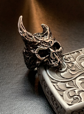 罗刹-钛钢中古重工哥特戒指摆件