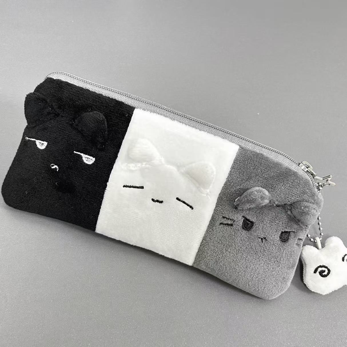 小红书同款黑白灰小猫笔袋毛绒三色猫猫高颜值学生文具笔筒大容量