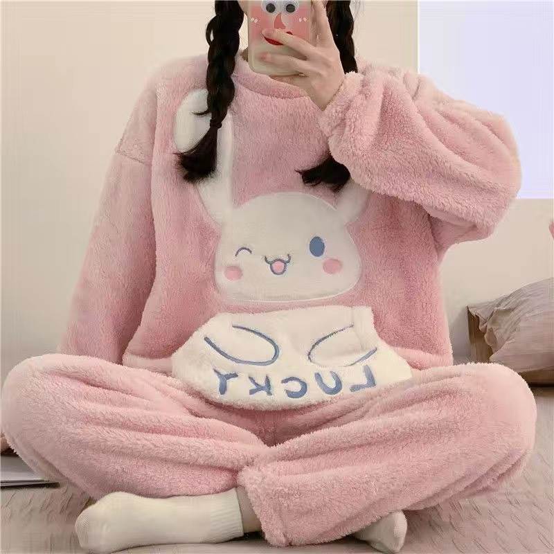 秋冬季法兰绒睡衣女圆领珊瑚绒可爱加绒加厚两件套家居服卡通