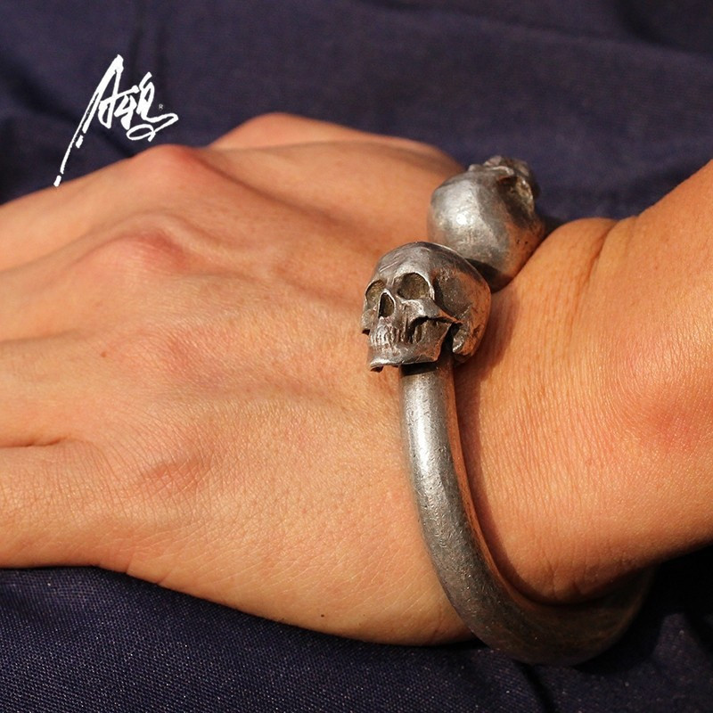 现货新款时尚复古暗黑系骷髅骨头手镯镯子高级感男士霸气手环手饰