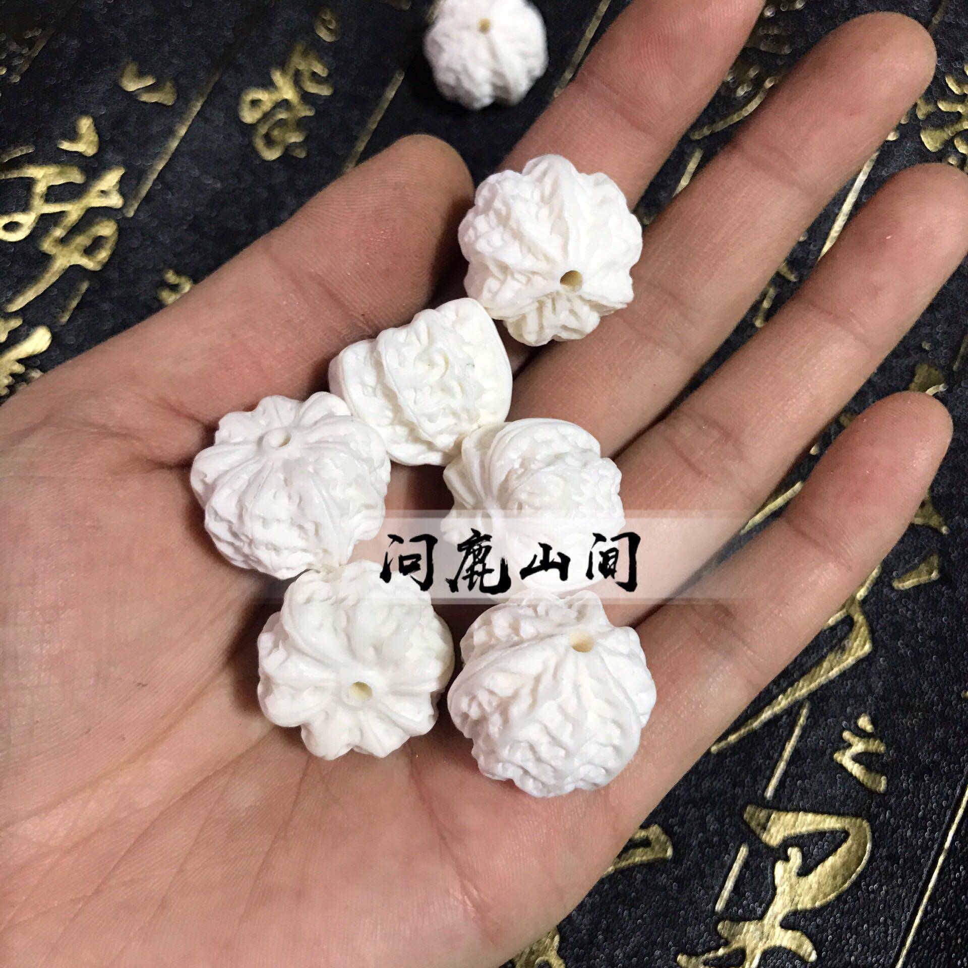 녹용과 호두 원재료로 제작된 2.0 악세서리는 무료배송으로 플레이 및 착용이 가능합니다