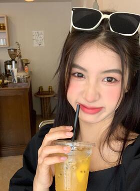 方形个性前卫女馨帮拍照太阳