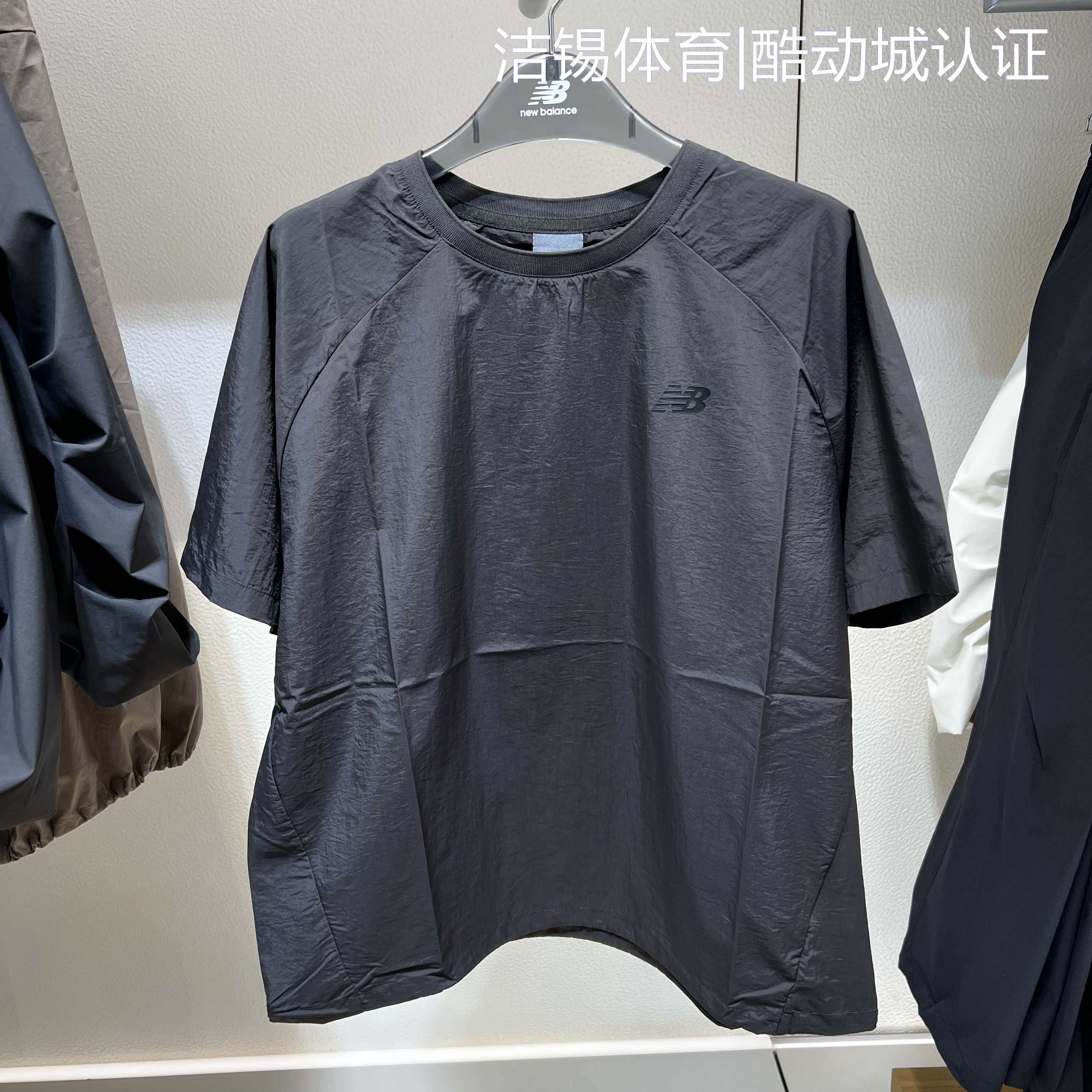 NB休闲梭织透气简约圆领短袖T恤图片
