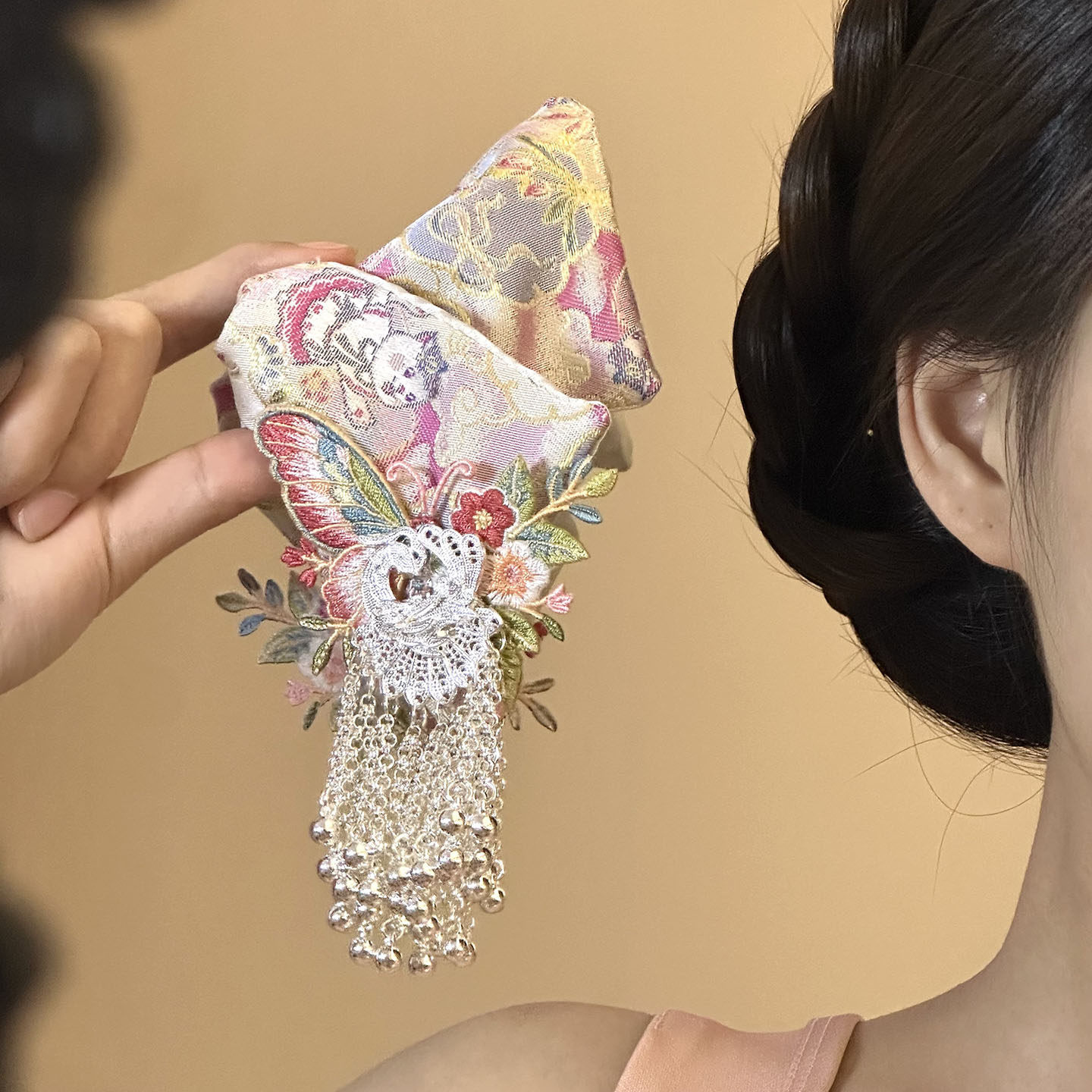 新中式粉色流苏三角抓夹后脑勺