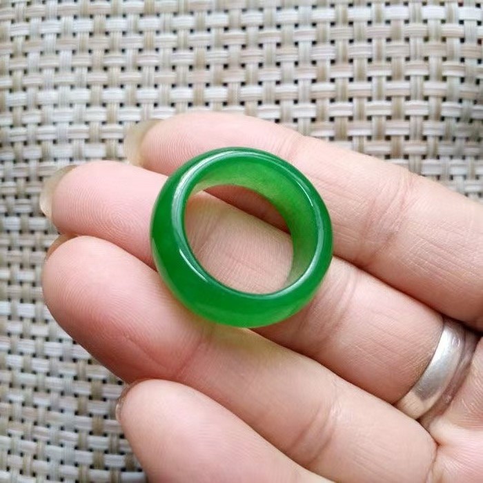 天然冰种干青玉戒指宽条 满绿冰种石英岩玉戒指宽条