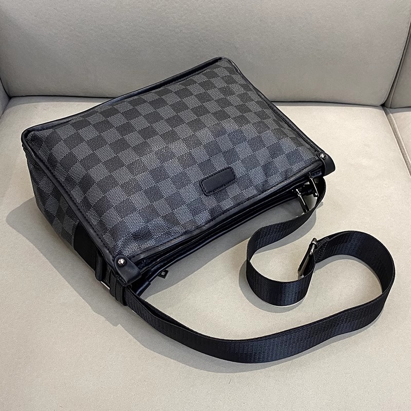 香港代购潮牌男士真皮斜挎包商务休闲单肩包男大容量时尚格子男包