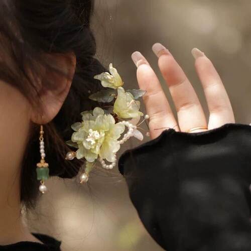 Its a new Chinese hair comb and a side of the brides dress