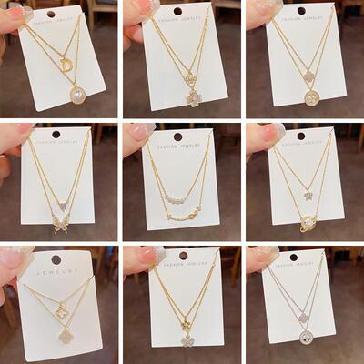 Fashion Qing has a new half-dwelling flower necklace. A woma