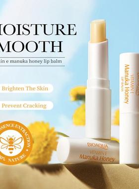 Coconut lip cream to protect the water from dry fissures