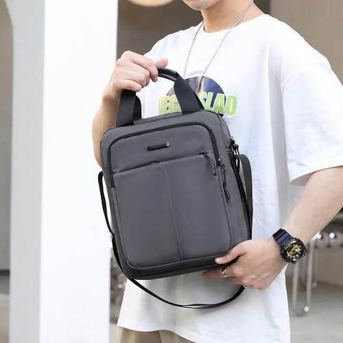 A mans bag with a large capacity of one shoulder and a leis