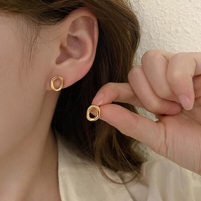 An elliptical ear nail, Eurasia Fashion Fashion Fashion Girl