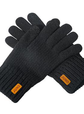 The knitted heat-protected gloves of the man with thick outd