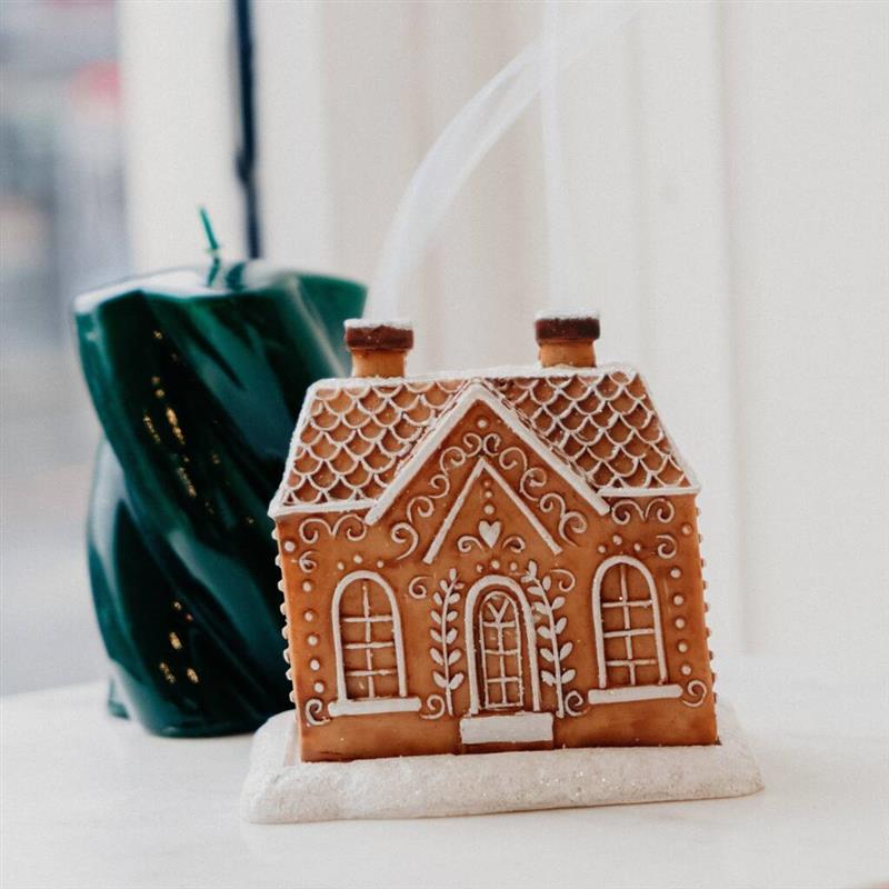 Home decorations with a gingerbread cone burner and a resin