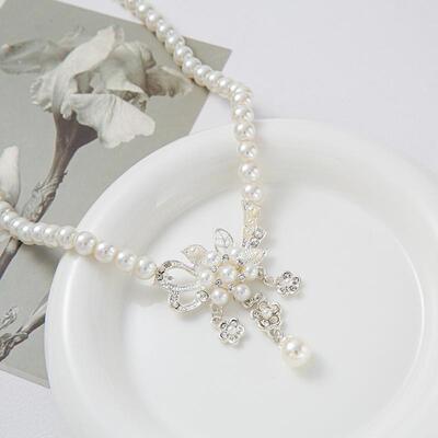 Fashioned pearls, necklaces, earrings, alloyed gold plating.