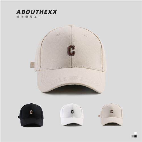 A hard-core C-letter baseball cap girl with a tidal duck ton