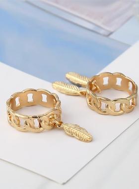 The ring, the cold wind leaves of the inns, is a two-piece s