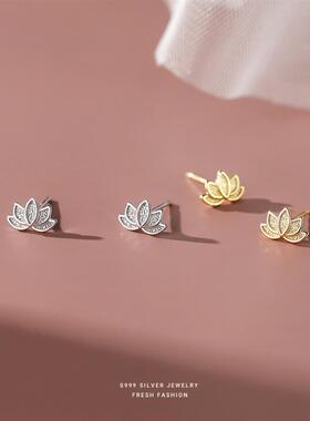 The 999-footed silver-skinned Lotus-Eared Nailed Woman is ab