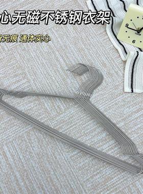 A thick, stainless steel rack with a thick, unscathed, glitt