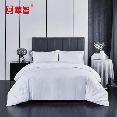 The JT013 hotel has grass, white ribbons, three or four sets