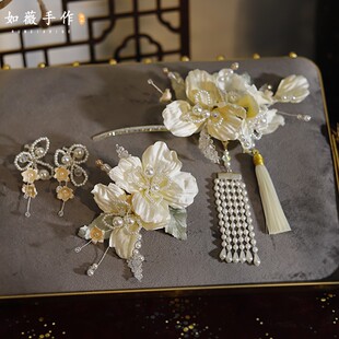 如薇甜美奶油黄色缎面花朵中式发簪新娘头饰盘发头花晨袍礼服配饰