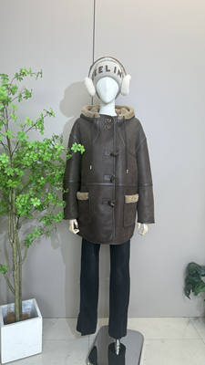 2025冬新款进口皮毛一体外套女连帽中长款真皮羊羔毛牛角扣皮草潮