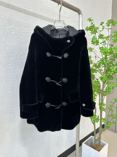 绵羊皮美利奴连帽款中长款皮毛一体真皮黑色牛角扣羊羔毛皮草外套