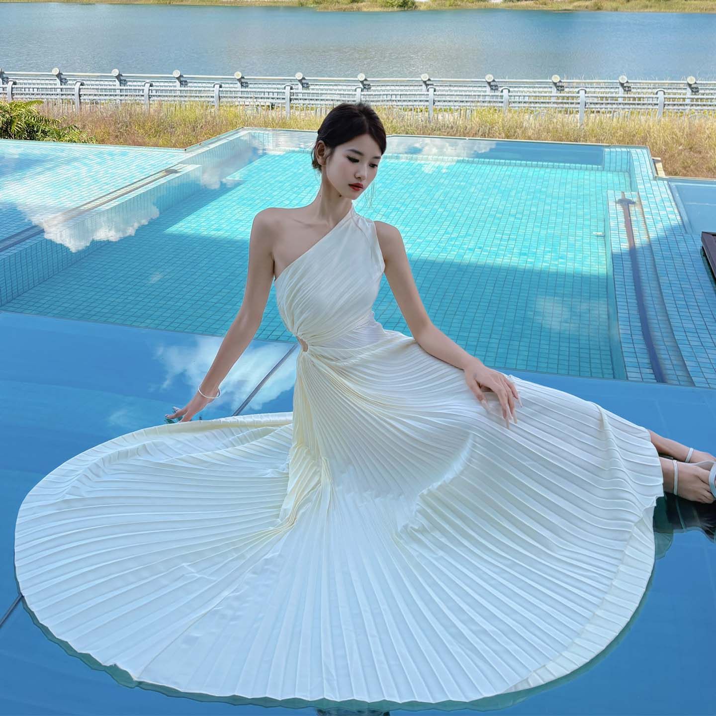 三亚海边度假沙滩裙绝美海岛旅游拍照穿搭白色斜肩连衣裙百褶长裙,女装/女士精品,连衣裙,淘宝优惠券,粉丝福利购,淘宝优惠卷