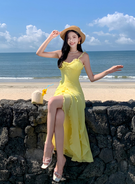 三亚海边绝美穿搭沙滩裙荷叶边收腰显瘦黄色吊带度假连衣裙ootd女