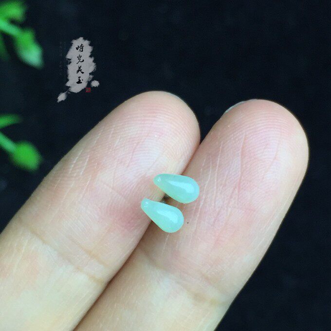 送证书！缅甸天然A货翡翠手工雕刻全玉石浅绿一体福瓜耳钉