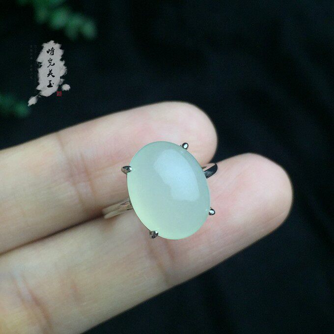 银镶缅甸天然A货翡翠大蛋面戒指