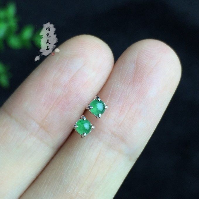 s925银镶纯天然翡翠简单款耳钉