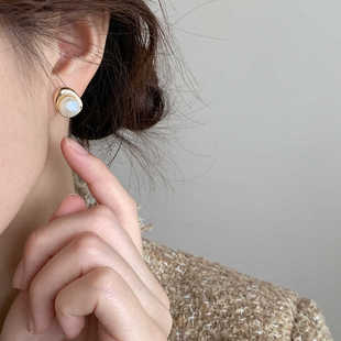 高级感设计师小众天然淡水珍珠耳钉2024年新款轻奢法式耳环耳饰女