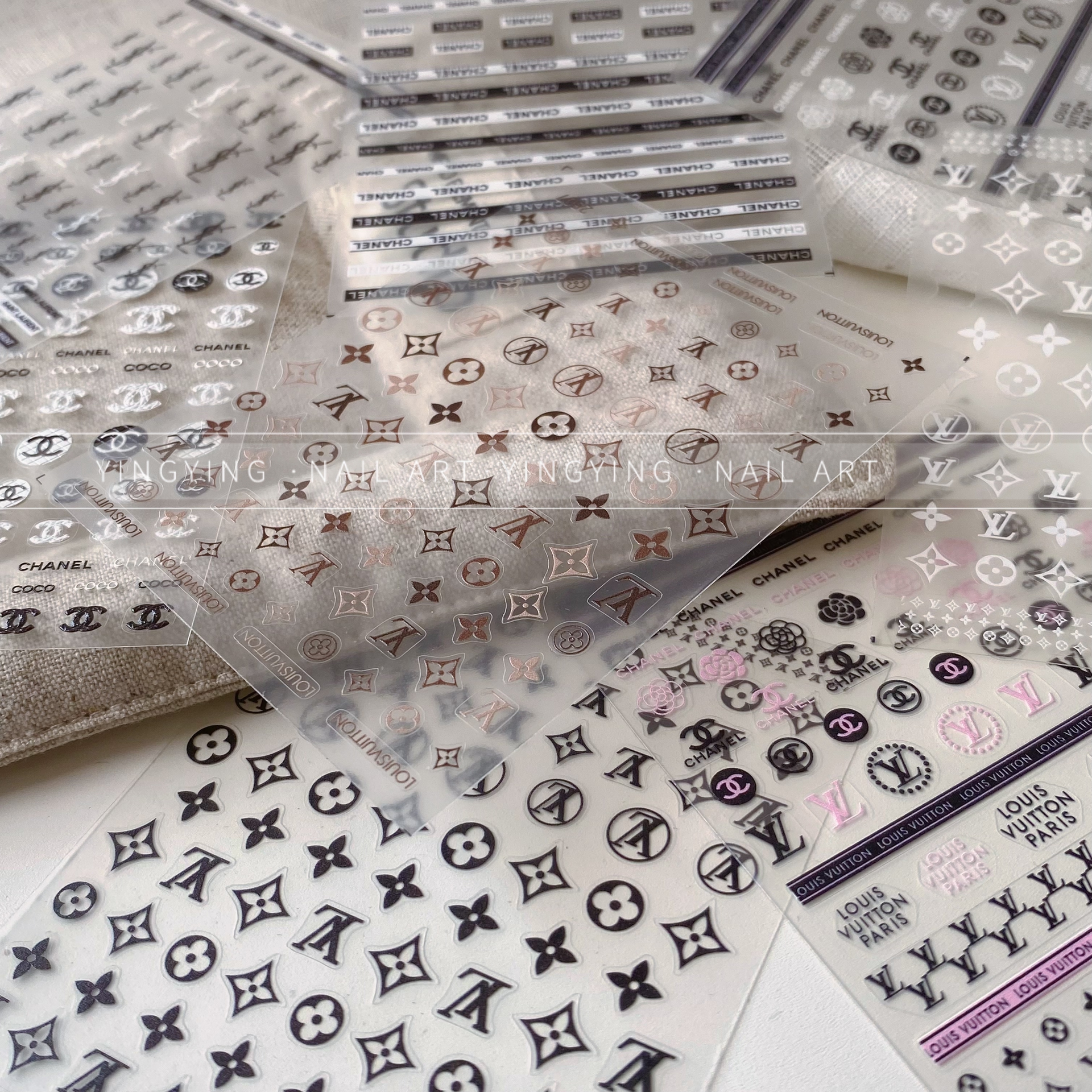 颖颖网红潮牌大牌logo美甲贴纸黑白粉日系薄韧微雕香风指甲贴花