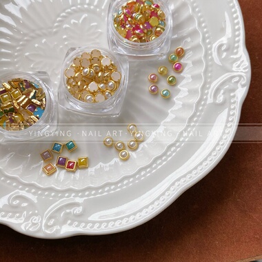 颖颖美甲金属饰品包边半圆珍珠平底美甲人鱼AB幻彩混装水钻DIY