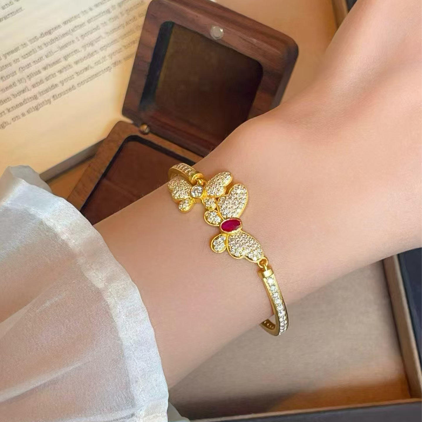 足金999新款玲珑花蝴蝶黄金镶嵌莫桑钻手链轻奢高级感送女友礼物