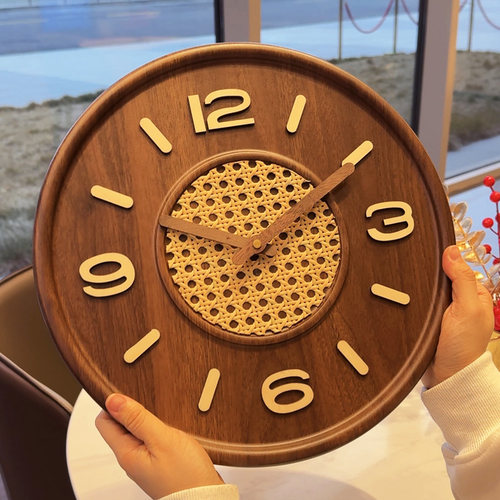 2025新款原木风时尚挂钟客厅家用挂墙时钟表创意艺术藤编静音挂表