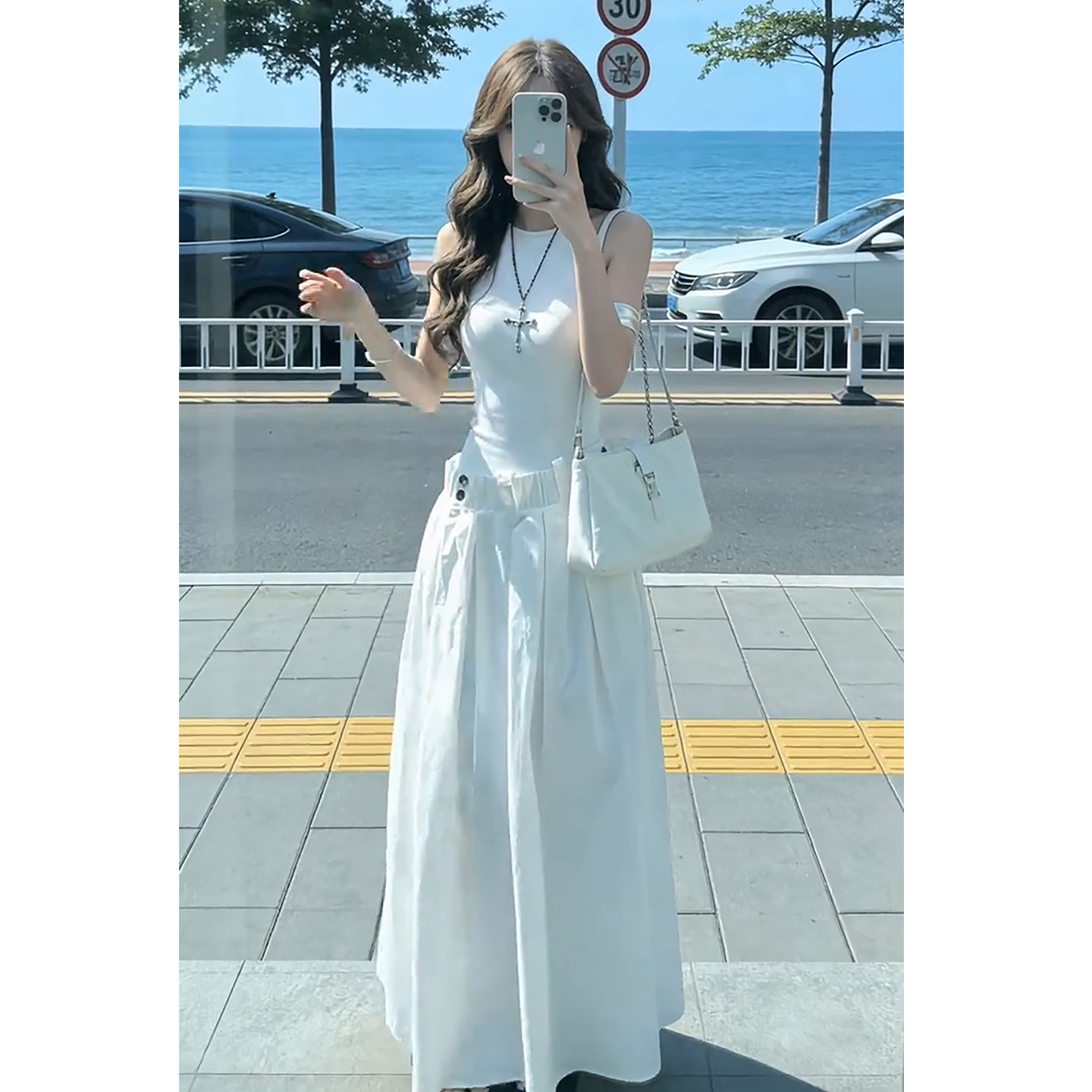 初夏漂亮假两件白色挂颈