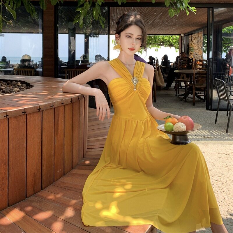 AZM实拍新款设计感黄色一字肩抹胸连衣裙法式氛围感礼服度假裙