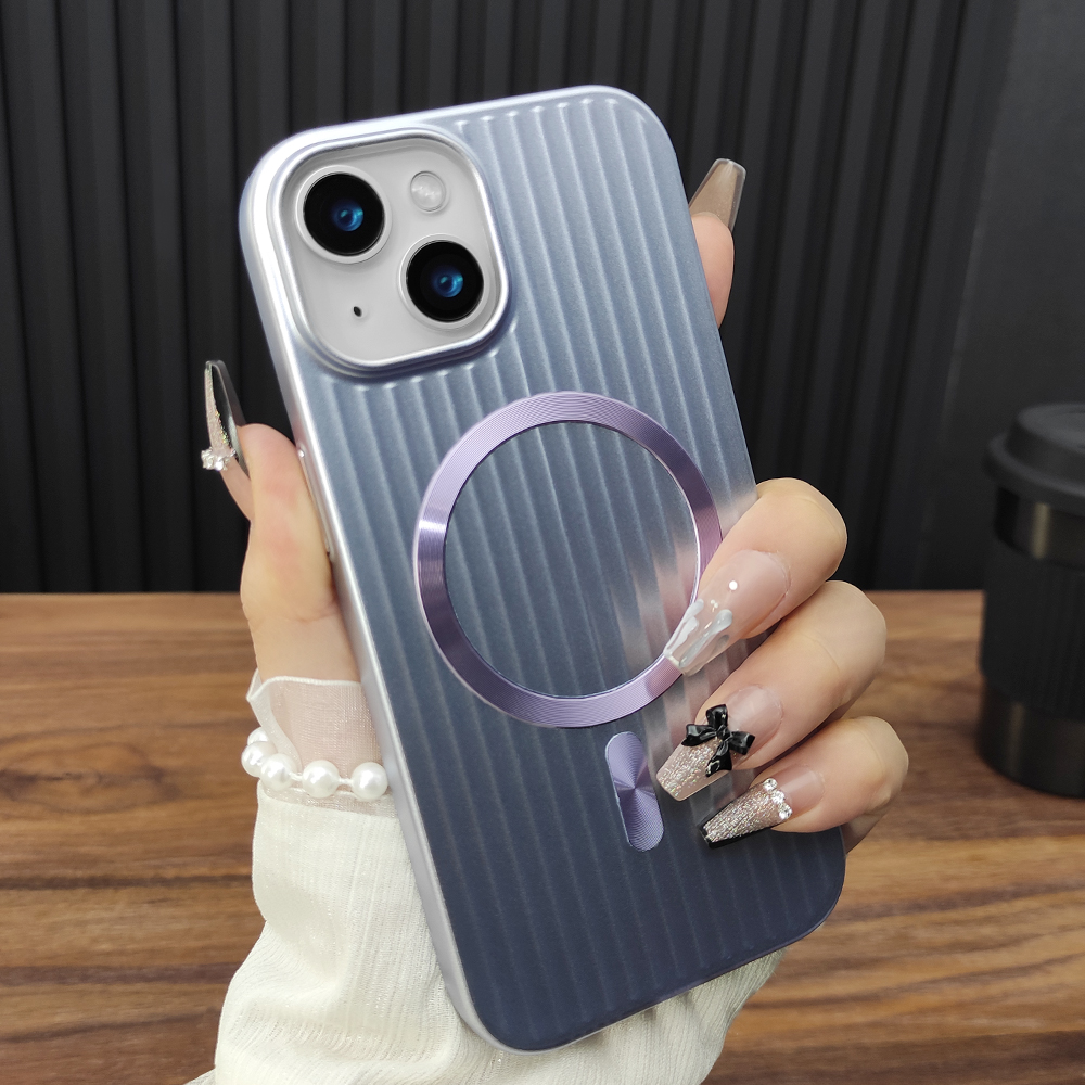 适用苹果16ProMax手机壳iPhone15瓦楞条纹14Plus行李箱13磁吸充电12金属质感简约防摔保护套香芋紫D29