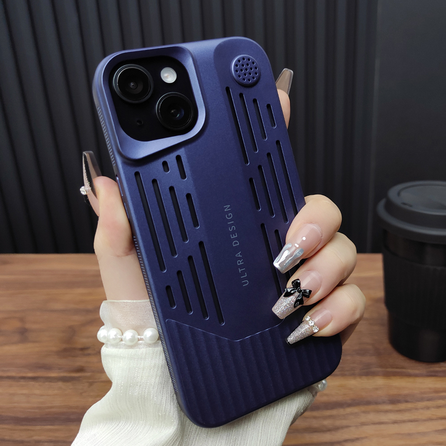 适用苹果16ProMax手机壳iPhone15镂空散热14Plus自带香薰13哑光电镀12超薄硬壳11个性保护套深海蓝C70