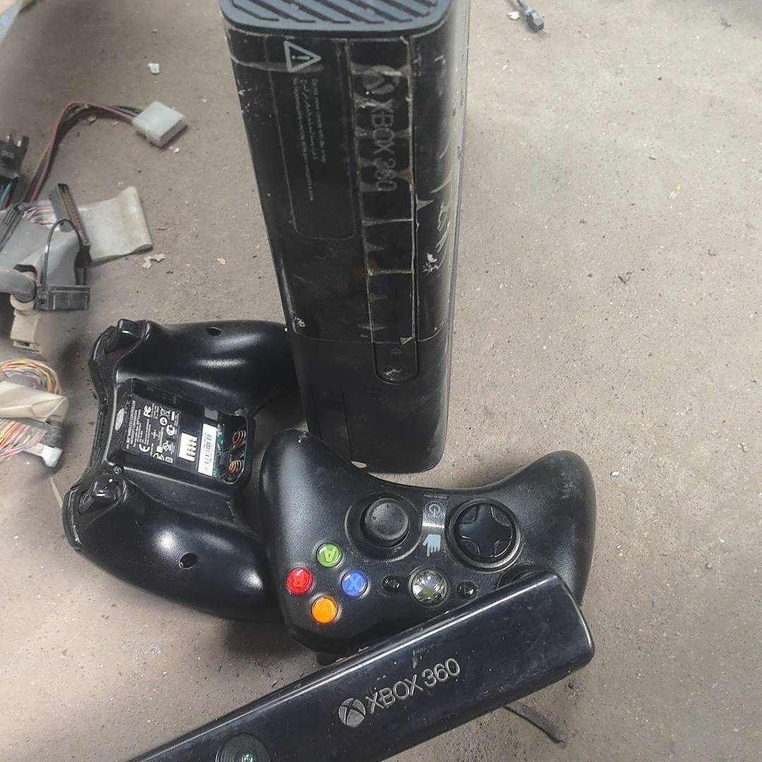 询价购-Xbox360 E版游戏机,带体感摄像头,两