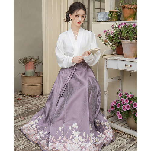 云藏月绣暖玉国风马面裙日常套装