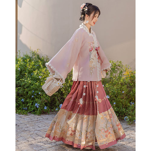 云藏月绣粉色少女方领补服马面裙