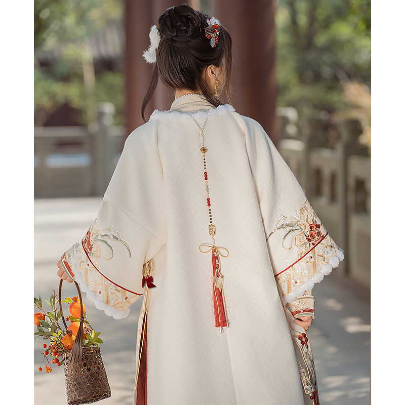 云藏月绣红色中国风圆领长袄马面