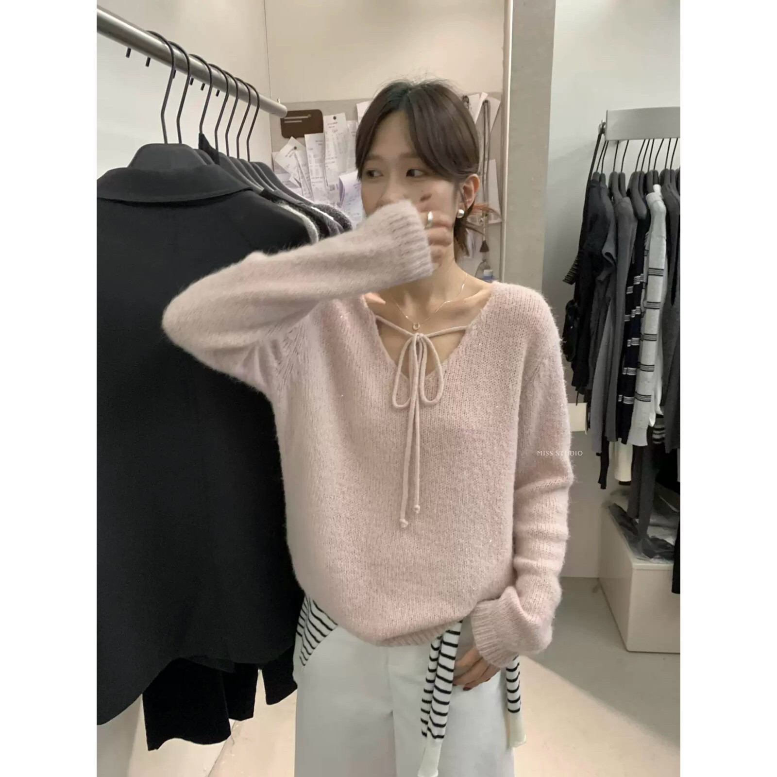 MISS密思家 显锁骨布灵布灵v领系带甜美保暖毛衣(含15羊毛A06710