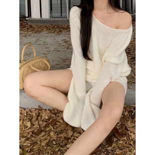秋冬季白色温柔韩系穿搭慵懒纯欲风一字肩宽松毛衣针织短裤女套装