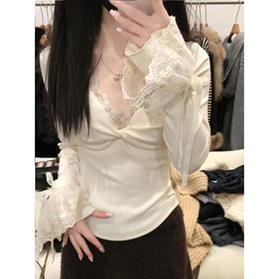 蕾丝花边v领纽扣正肩长袖t恤女秋季纯欲风高级感保暖内搭打底上衣