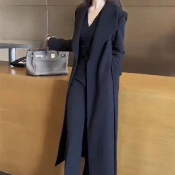 时尚外套女2025秋冬新款高级感显瘦风衣+打底衫+微喇裤