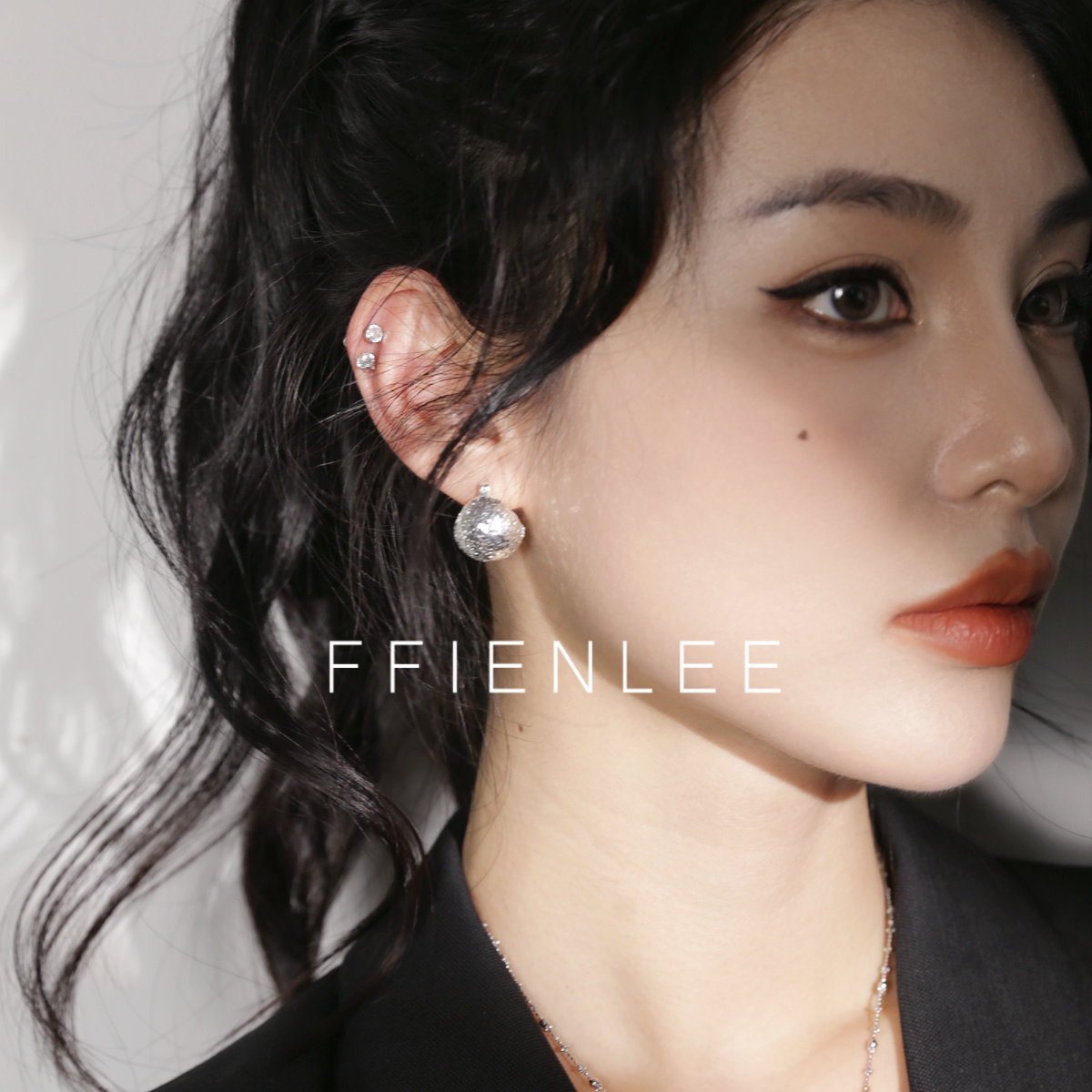 925银耳饰  幻光之镜 爆闪镂空鱼鳞设计碎冰冰圆形灯泡耳扣